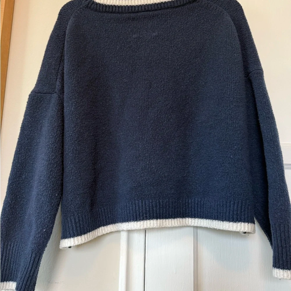 Abercrombie & Fitch Women’s Dark Blue Sweater with White Accent Size Large - Picture 3 of 8
